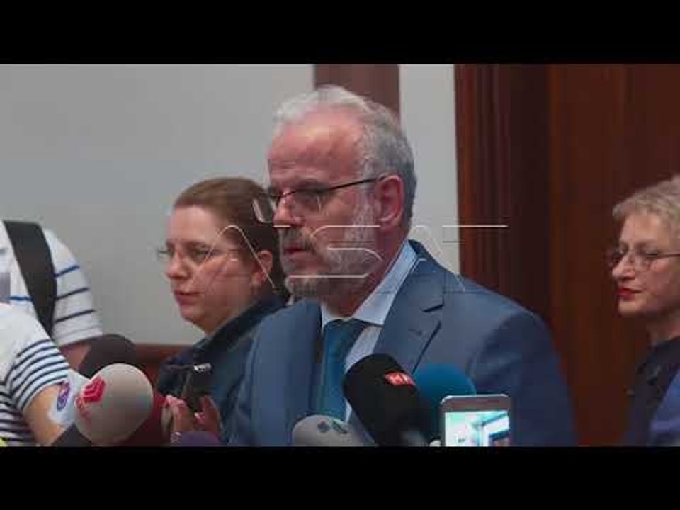 Договорот за името пред пратениците на 5. или 6...