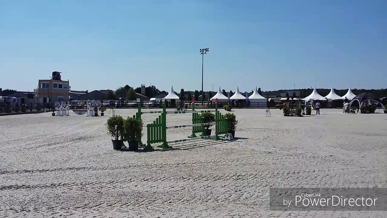 Sports  équestres (Saut d'obstacles) - Extrait...