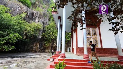 ស្ថិតនៅ​ភូមិ​គាប សង្កាត់​ទឹកថ្លា ក្រុង​សិរីសោភ័ណ ខេត្ត​បន្ទាយ​មានជ័យ ចម្ងាយ​ប្រមាណ ៣ ឬ ៤ គីឡូម៉ែត្រ​ពី​ក្រុង ដោយ​ចូល​តាម​ខ្លោង​ទ្វារ វត្ត​កុឍ្ឍ​បព្វតា លើ​ផ្លូវ​