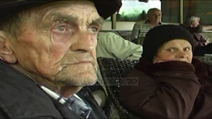 U dëbuan nga djali, 82-vjeçarët enden rrugëve  - Top Channel Albania - News - Lajme