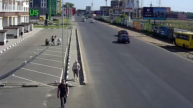Un automobiliste fou détruit des lampadaires comme dans les jeux vidéos !