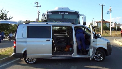 Tur Midibüsü ticari araçla çarpıştı: 2 yaralı