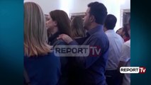 Report Tv - Me duart në qafë, ministri Peleshi s’i ndahet të shoqes