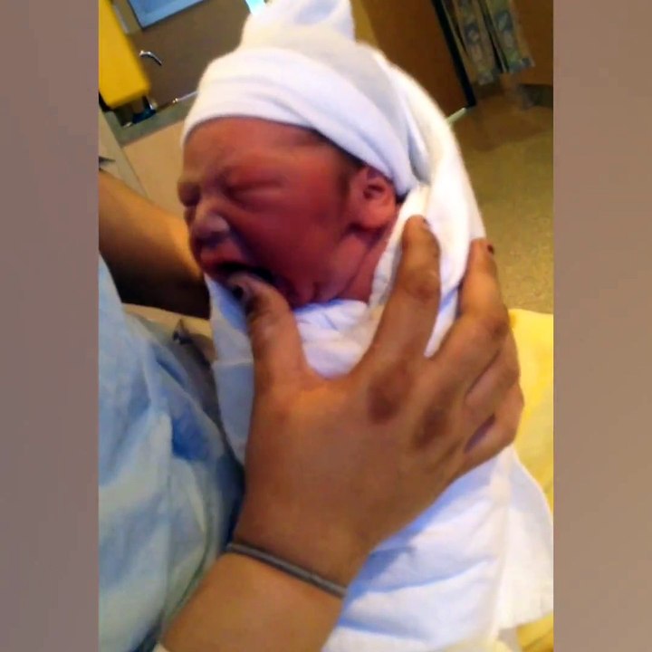 Newborn babies are so precious, every simple gesture is a treasure! 