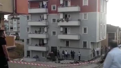 Temel Kazısında Yol Çöktü