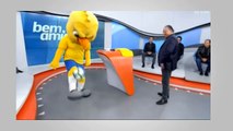 O MASCOTE  da Seleção Brasileira o CANARINHO PISTOLA  também é bom de Bola