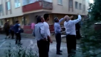 Yangında mahsur kalan bebeği vatandaşlar kurtardı