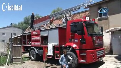 Evi yanan babayı kimse teselli edemedi