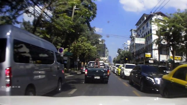 Un fou en voiture défonce tout sur son passage