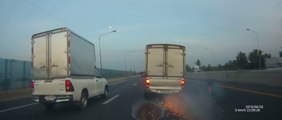 Un camion perd une roue au milieu de l'autoroute
