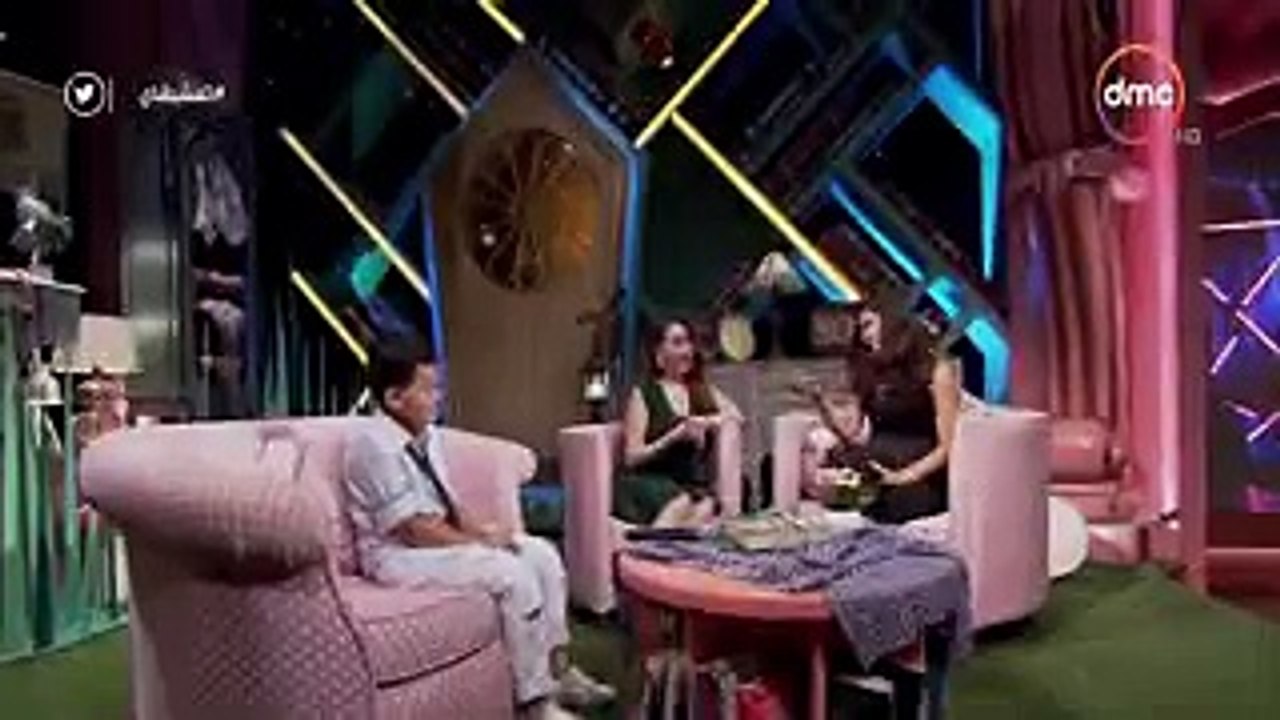 الطفل احمد السيسي يعلم الفنانة مي عز الدين ازاي تتعامل مع الشهرة وكيف تخفف من غرورها