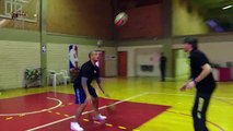 Alex Garcia aprende tÃ©cnicas de basquete com Nandes, treinador do Minas