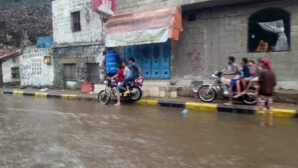 امطار عدن هذا اليوم جوار جبل حديد وفندق عدن