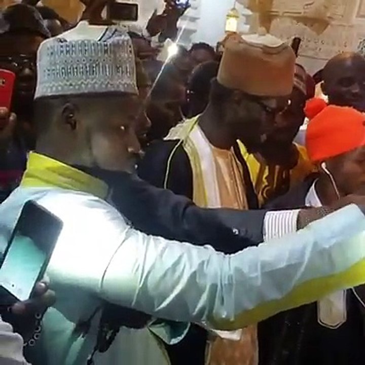 Regarder les disciples de Baye Niass qui chantent  les louanges de barhama envers Cheikh Tidiane .......#Mâcha_alla Baye Cisse Fidèle Serviteur d'Allah