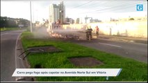Carro pega fogo após capotar na Avenida Norte Sul em Vitória