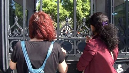 Koşarak geldikleri sınav merkezinin kapısından geri döndüler