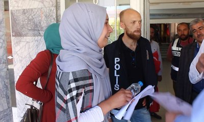 1 dakika geç kaldı, gözyaşlarına boğuldu