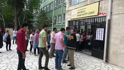 Kırık bacakla sınava giren öğrencinin bandajları çıkarıldı