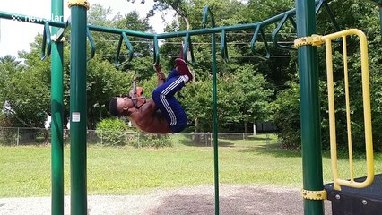 Man works out abs and plays ‘Star Wars’ theme on violin at same time