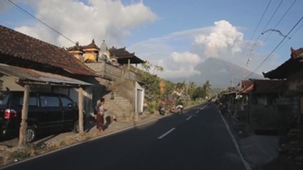 Reabre el aeropuerto de Bali tras la erupción del volcán Agung