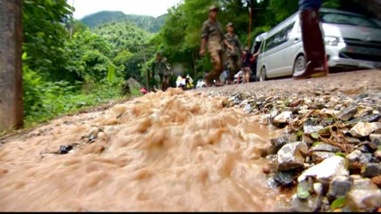 Thailand cave rescue: PM visits site as search continues