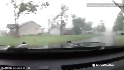 Video herunterladen: WATCH: Cop dashcam captures tornado in Kansas