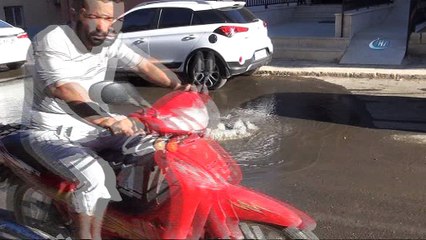 Patlayan su borularından akan sular sokaklara taştı