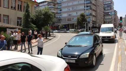 Sınava Giren Çocukları İçin Yolun Trafiğe Kapatılmasını İstediler
