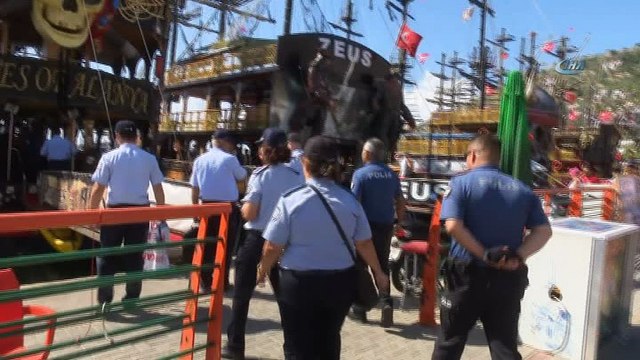 Hanutçuluk sebebiyle kapatılan tekne ve iş yerlerine iki ayrı dilde afişli ifşa- Alanya Belediyesi mühürlediği iş yerlerini İngilizce-Türkçe afişle ifşa etti- Mühürlenen 14 iş yeri ve 2 tur teknesine 'Bu iş yeri hanutçuluk yaptığ..