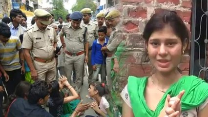 पिता की मौत के बाद सड़क पर बैठ गई बेटियां, मांगा इंसाफ