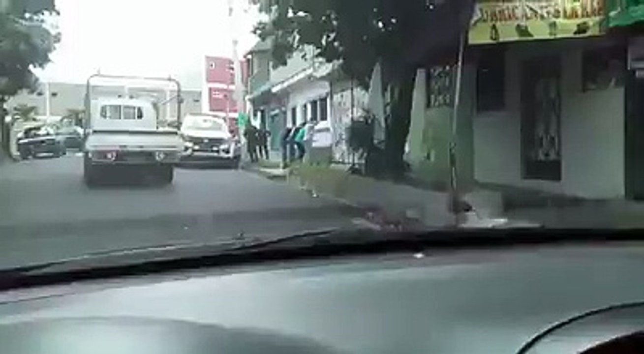 Los ponen a hacer ejercicio por andar callejeando