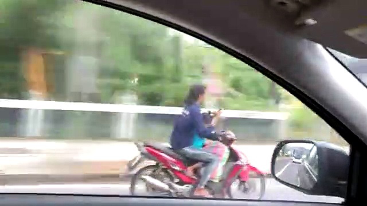 Une mère inconsciente envoie des SMS alors qu'elle transporte sa fille sur un scooter