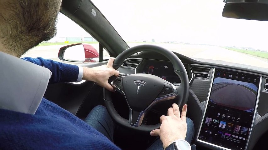 Tesla P100D - Accelerazione su pista aeroportuale a Parma