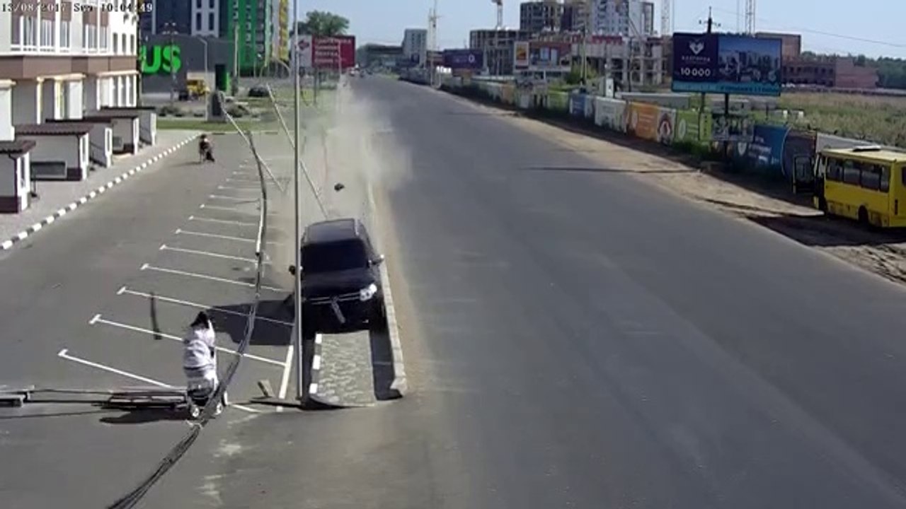 Elle balade son bébé en poussette quand un automobiliste percute une rangée de lampadaire