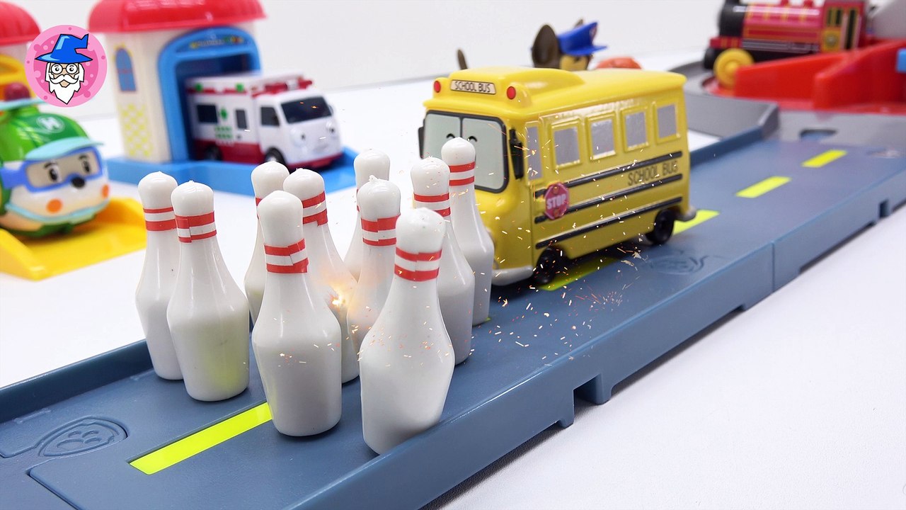 Poli and friends play bowlings.