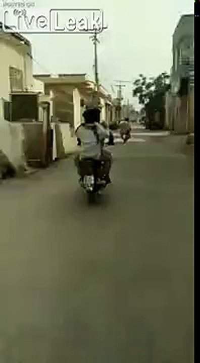 Motorla takla atmak isterken taklaya gelen adam