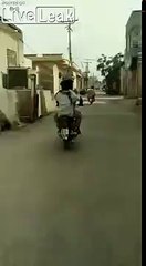 Motorla takla atmak isterken taklaya gelen adam