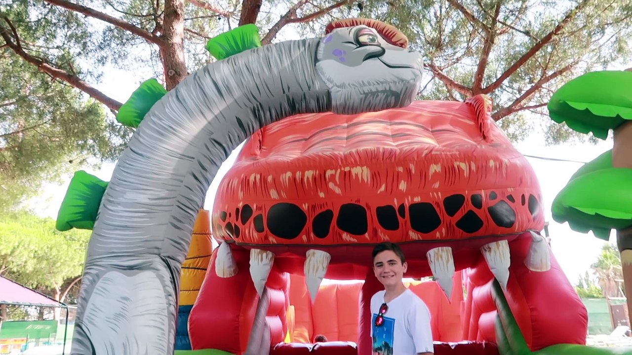 Cache-cache dans un parc de Dinosaures !