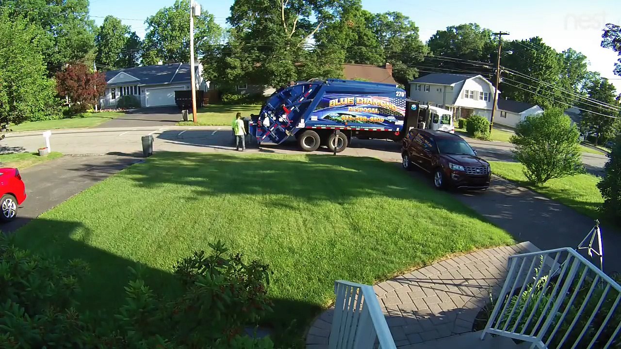 Ces éboueurs jettent la poubelle dans le jardin !