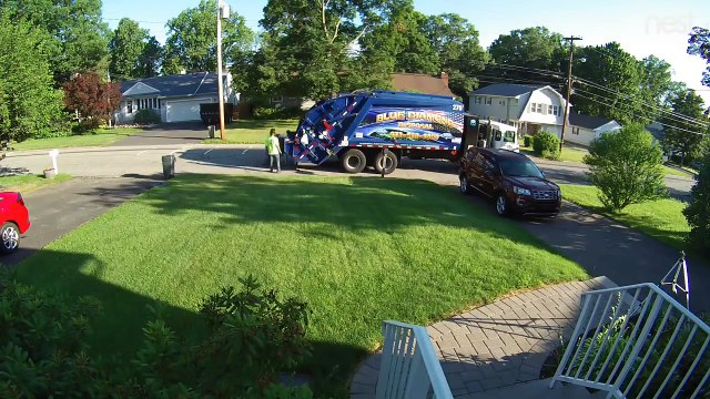 Ces éboueurs jettent la poubelle dans le jardin !