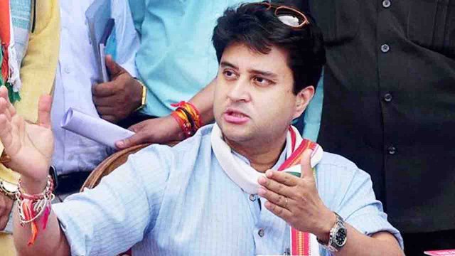 Jyotiraditya Scindia का Mandsaur Case को लेकर Shivraj Singh Chouhan पर वार । वनइंडिया हिंदी