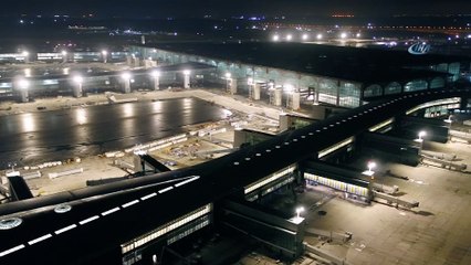 3. Havalimanı kulesi, Türk bayrağı renklerine büründü