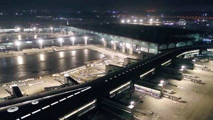 Yeni Havalimanında Bulunan İkonik Kule, Türk Bayrağı Renklerinde Işıklandırıldı