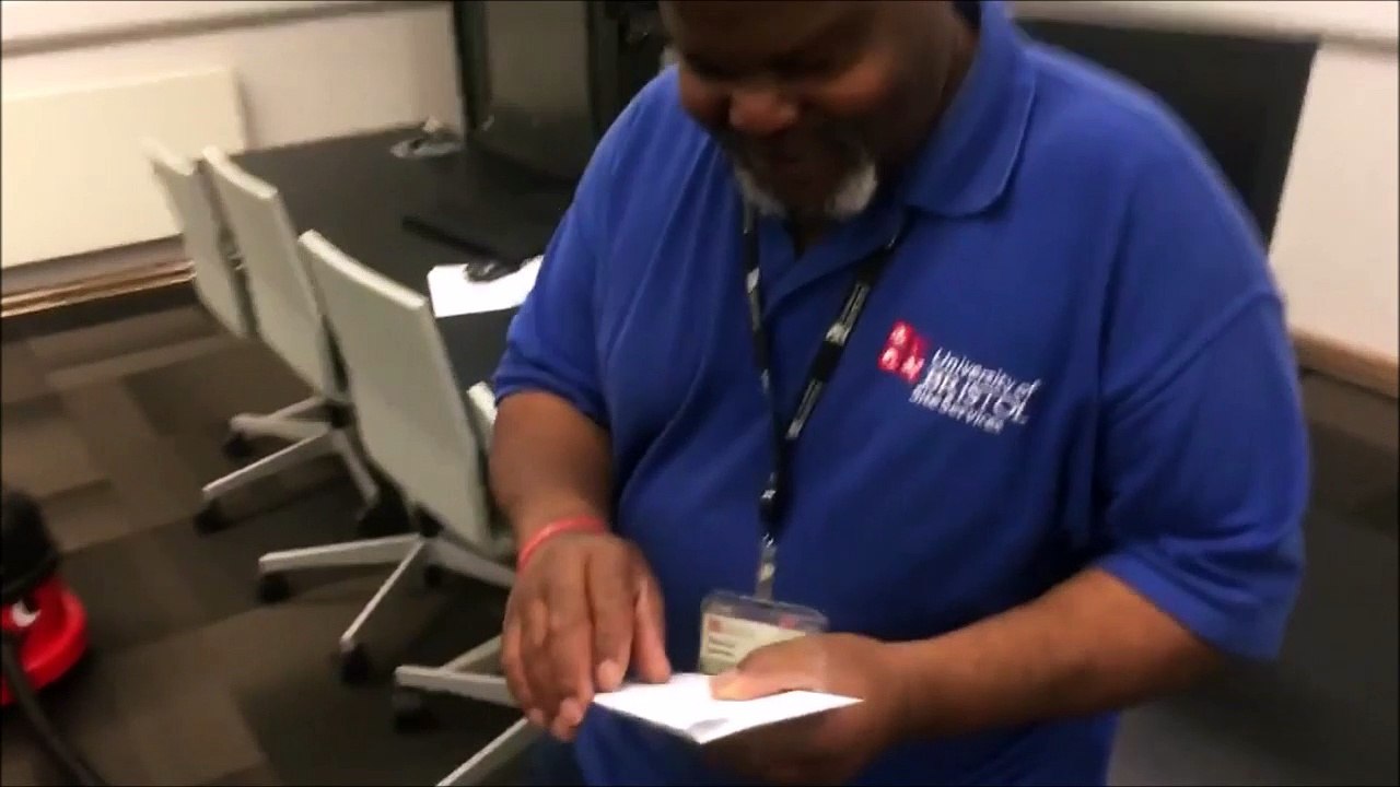 Le cadeau que font des étudiants à l'homme de ménage est incroyable