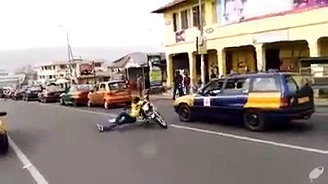 Lui il maitrise sa moto...