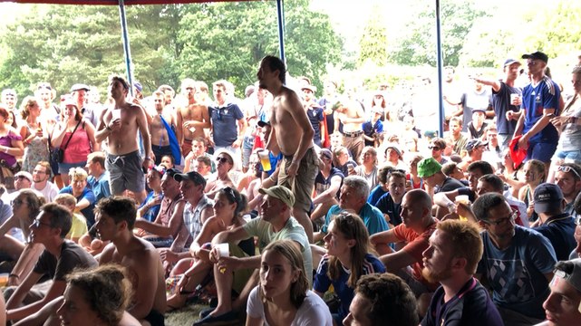 Les supporters chantent La Marseillaise pour France-Argentine