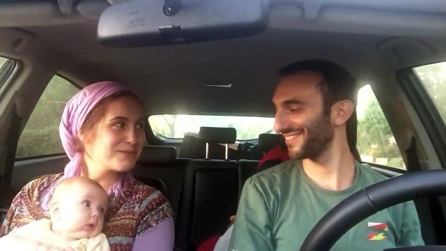 Ne Güzel Bir Aile, Ne Şanslı Bir Çocuk: Arabanın İçinde Şarkı Söyleyen Aileden Ters Köşe Yaptıran Performans!