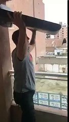 Hincha de Argentina tira su TV Pantalla Plana a la calle por su eliminacion