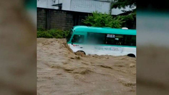 문 닫아! 문 닫아! 불어난 물에 버스기사와 승객 고립 / YTN