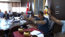 Kurada yakının numarasını çeken çocuğa cüzdanından para çıkarıp verdi